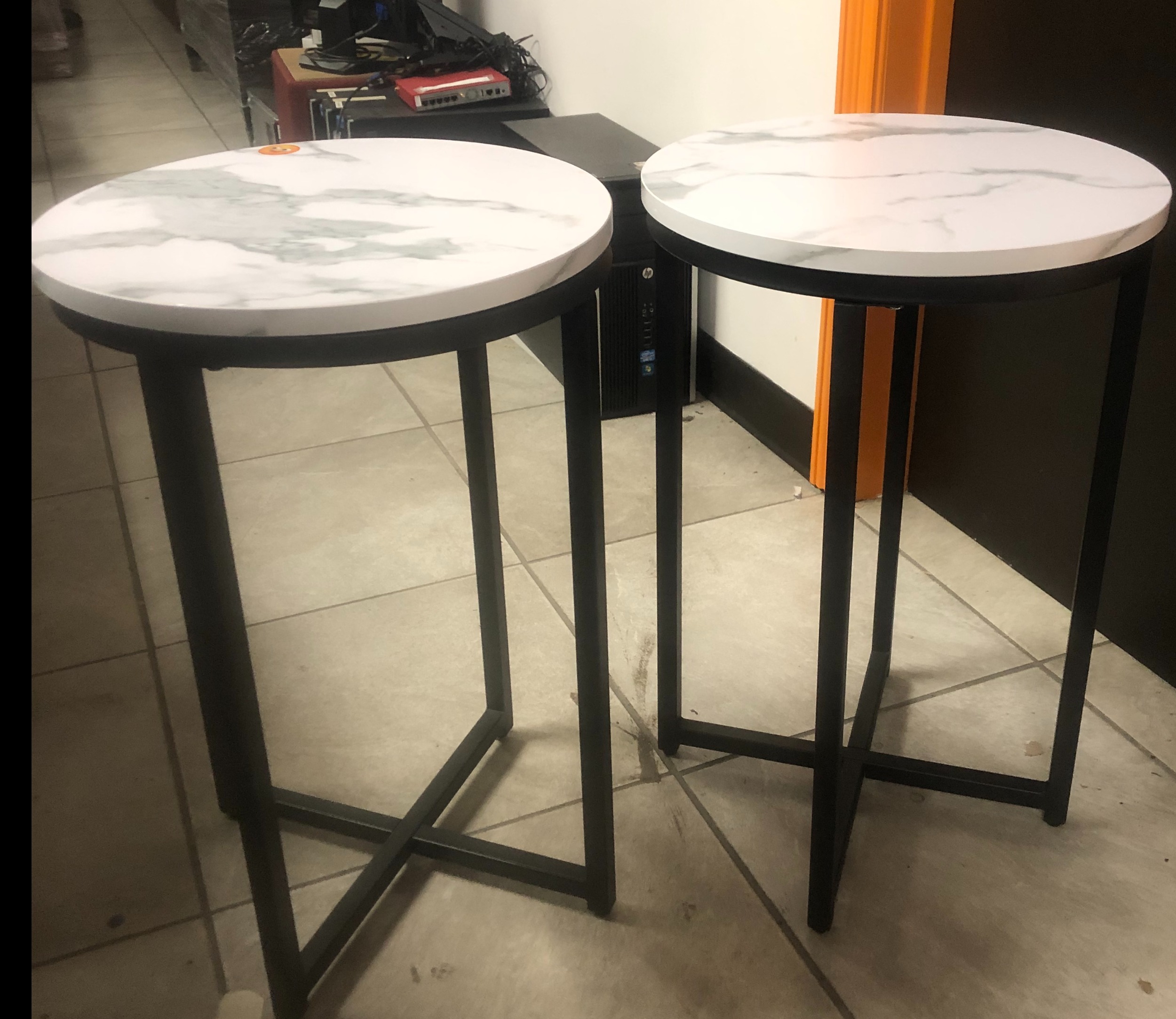 Par de mesas auxiliares