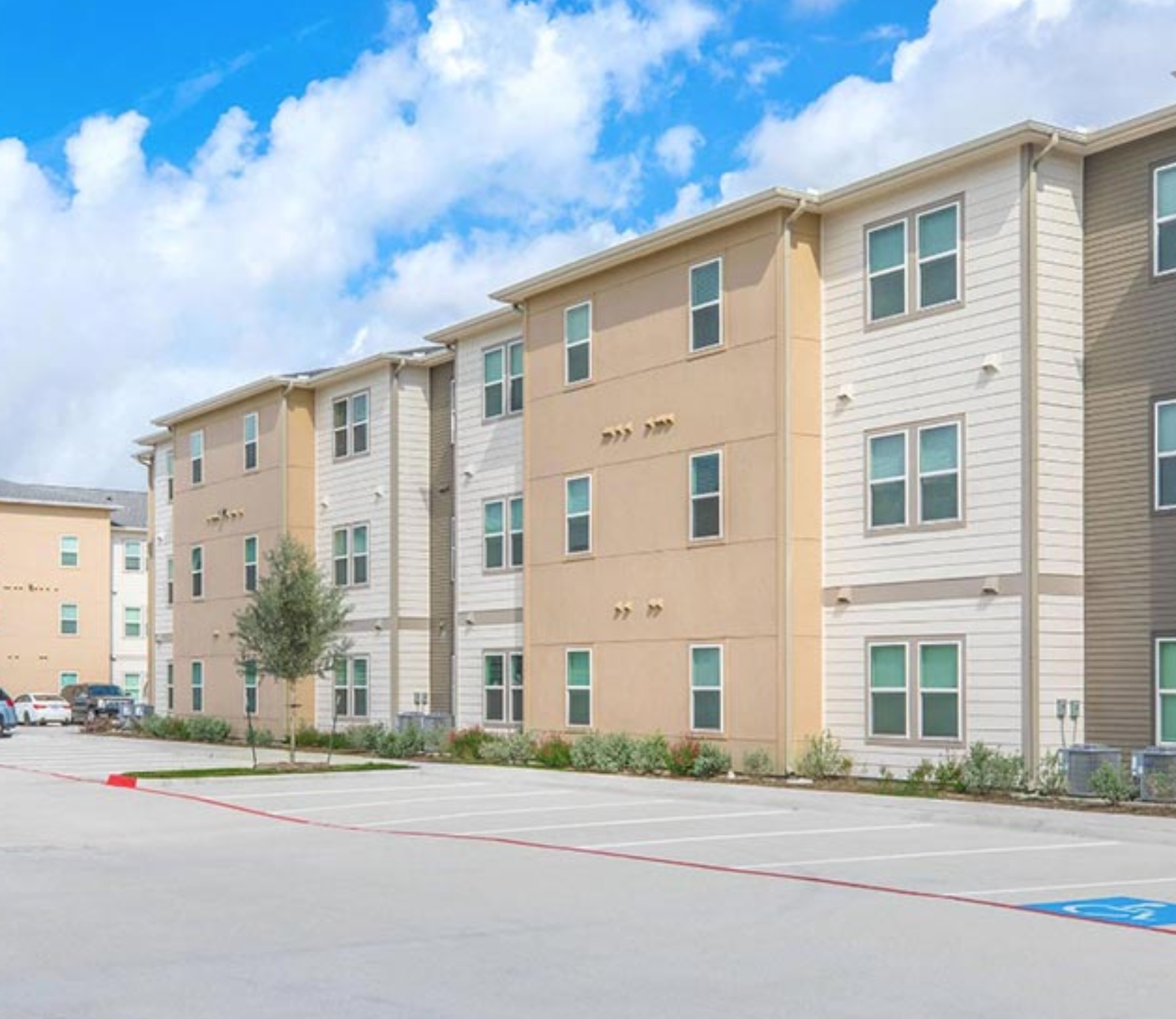 NUEVA COMUNIDAD – LOFTS AT HARTSOOK APARTMENTS